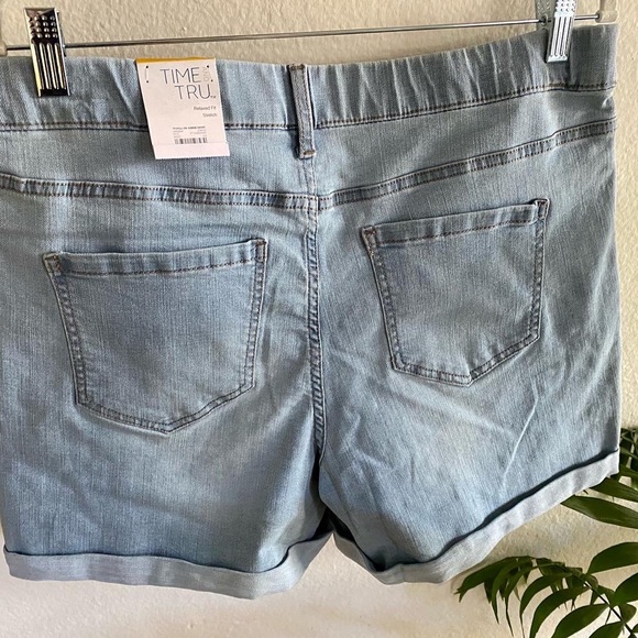 Womens Shorts - Picture 2 of 4